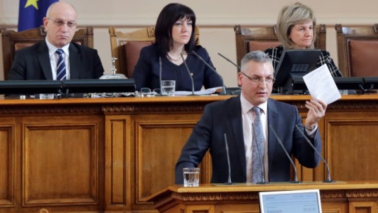 БСП бесни на Караянчева за обвиненията й срещу Радев