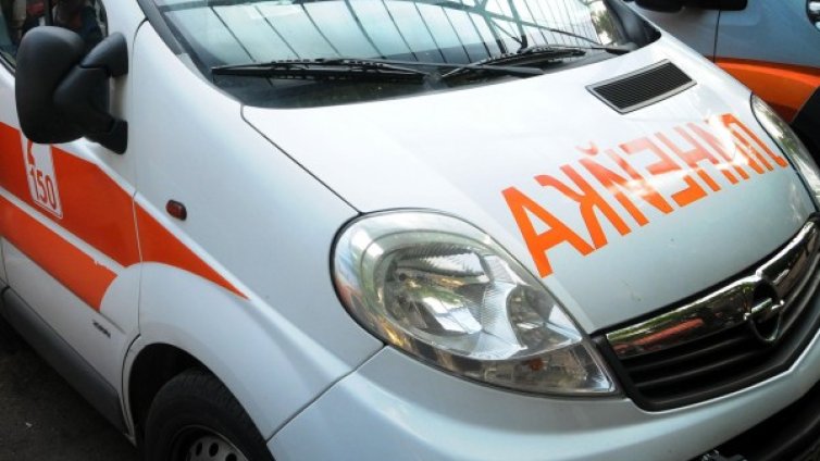 "Мерцедес" катастрофира край Нови хан, има пострадали