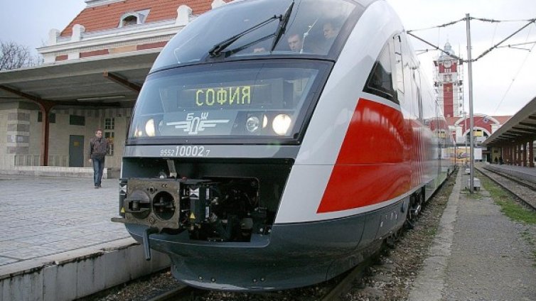 БДЖ пуска още 4000 места до Перник за фестивала "Сурва" 