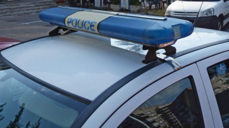 Удар между джип и микробус, има пострадали