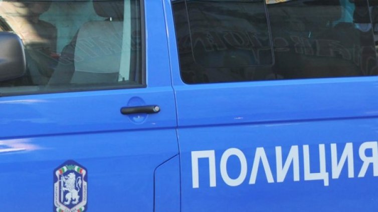 Нагло: Мъж и жена биха полицаи с дървени колове