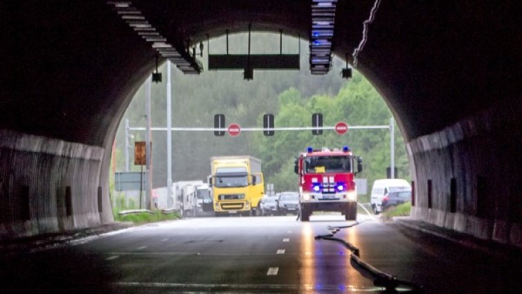 Духова музика и танци на митинг за тунел под Петрохан