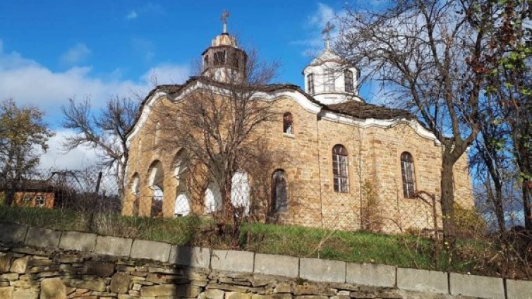 Една България изчезва в Предбалкана: Угасват хора, къщи, минало...