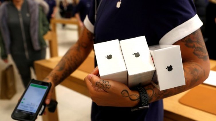 Apple продал по-малко, но пък по-скъпи телефони 
