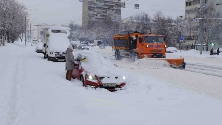 Москва затрупана от сняг, невиждан от 100 г. насам
