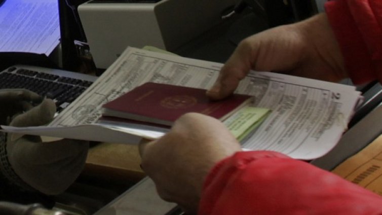 Тесен коридор, десетки гишета и едно (не)вероятно паспортно приключение