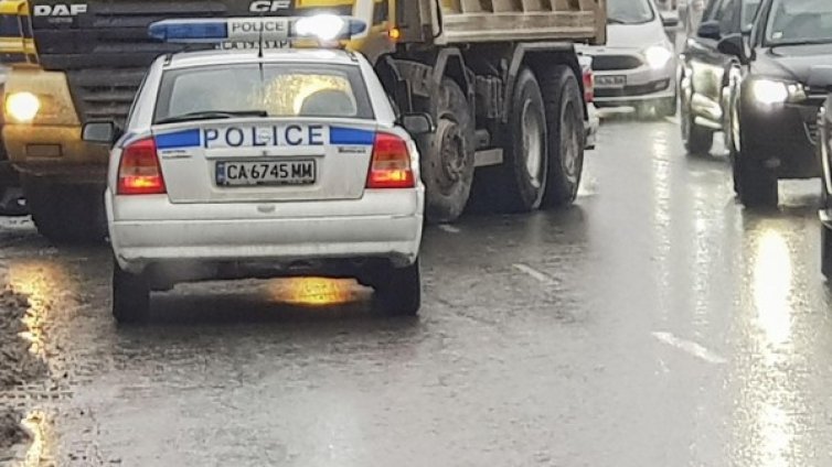 ТИР и автомобил в сблъсък на Сточна гара