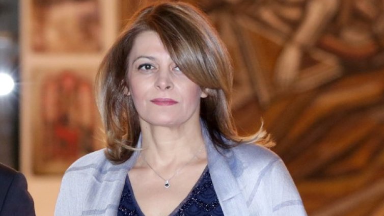 Президентшата лети с мръсна газ из "Бояна", 2 патрулки я гонят