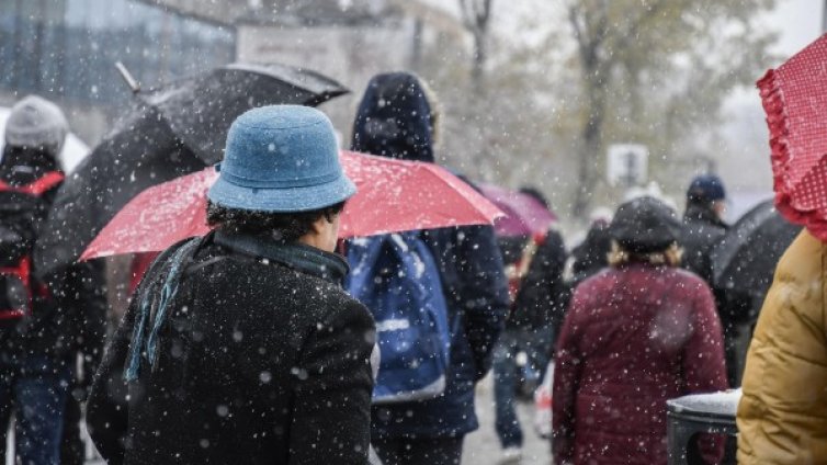 Времето се разваля: Ще завали, ще застудее и ще задуха вятър