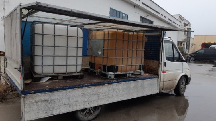 Русенски митничари задържаха тон гориво без документи