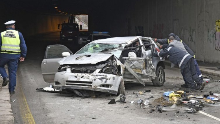 В кадър: Колата, паднала от моста на "Малинов"