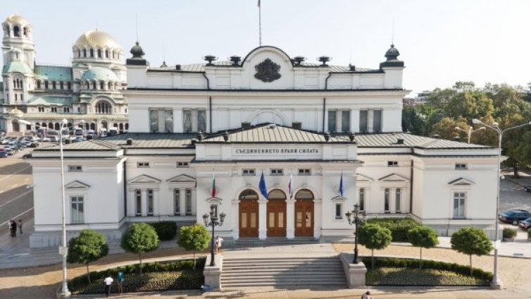 Средната депутатска заплата скача с едни 300 лв., вече е 3540!