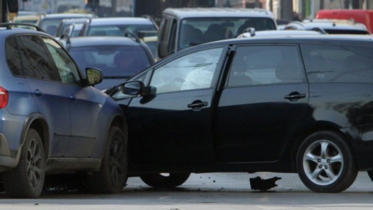 Хлъзгав път и над 10 коли във верижно ПТП в София 