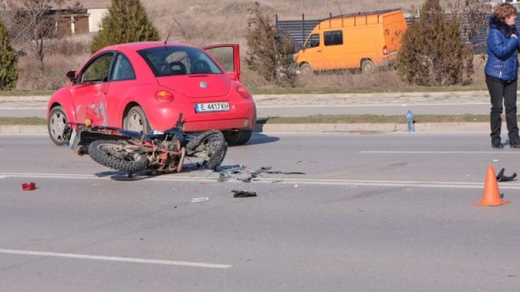 Мотор срещу Volkswagen! Резултатът &ndash; трима ранени