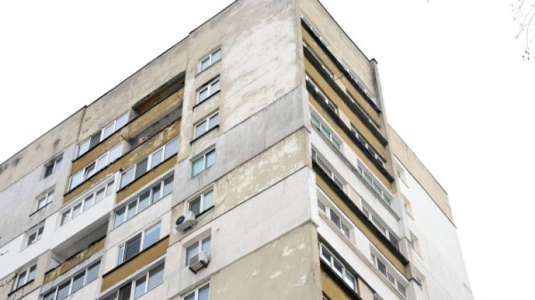 56-годишен скочи от 9-тия етаж. Мъртъв е!