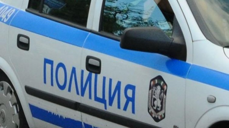 Пияна качи детето си в кола, нападна полицай
