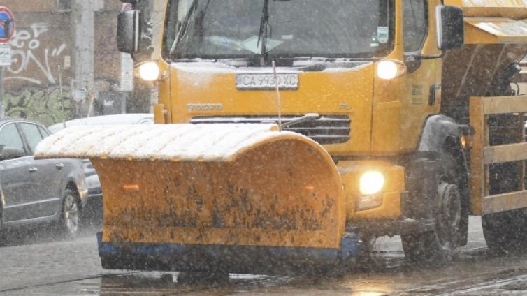 Снегът в София пречи и на самолетите, полетите с отклонения 