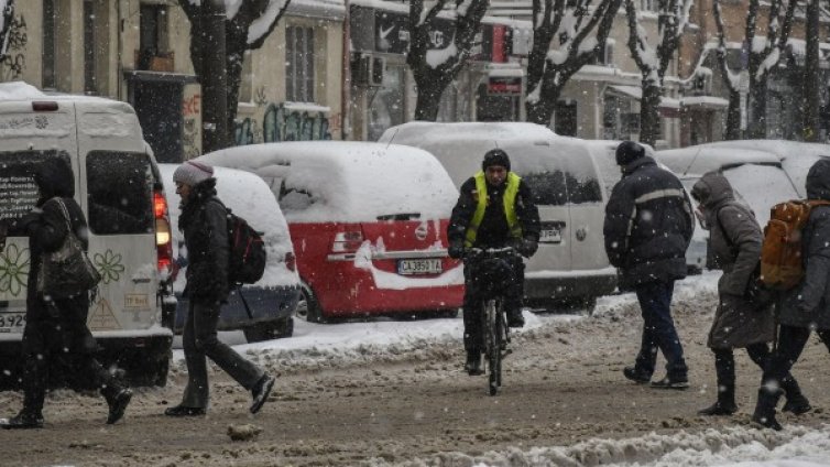 София в преспи, в преспите &ndash; велосипедист! А снегорин?