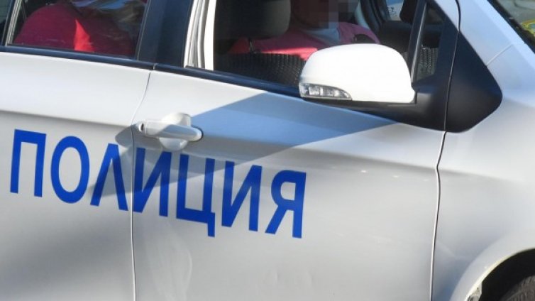 Млада шофьорка &ndash; газ вместо спирачка и в бензиностанция