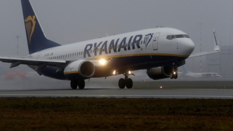 В сняг и студ: Българи блокирани на летище в Тимишоара