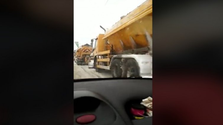 София в сняг, а четири снегорина стоят и не мърдат! Защо?