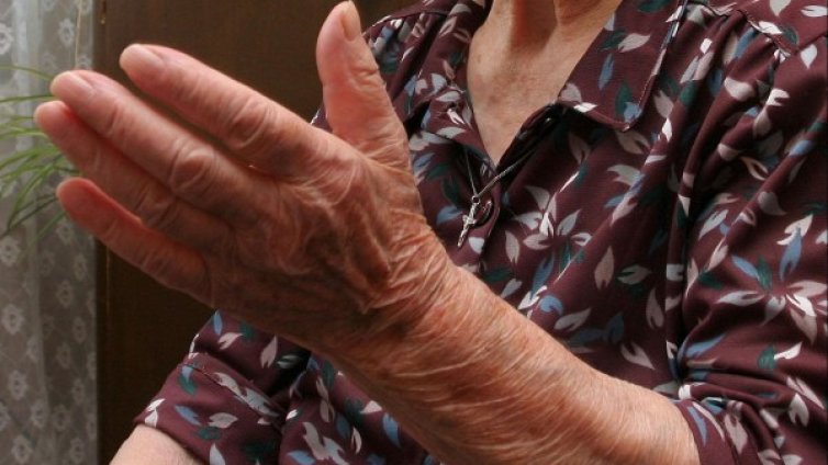 Баба написа писмо до полицай! Върнал й изгубените... 20 лв.