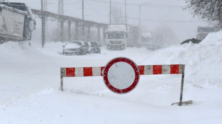 Спасиха болно дете от закъсал автомобил