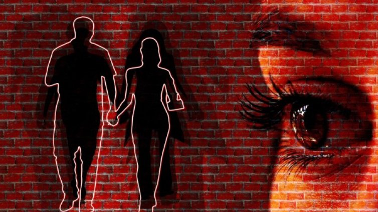 3 причини да следиш бившия. Какво ни кара да го правим?