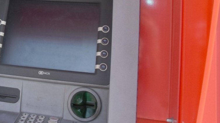 Мъж се опита да разбие банкомат, полицията го хвана