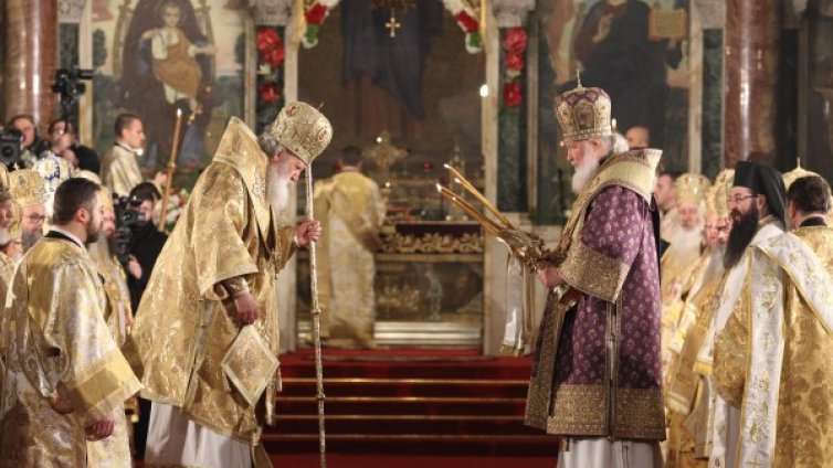 Кулминацията: &dagger;Неофит и &dagger;Кирил отслужиха съвместна литургия