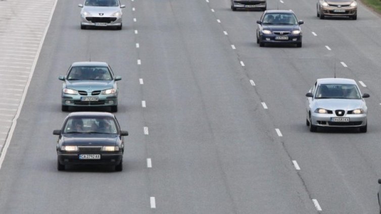 Засилен трафик по пътищата в края на почивните дни