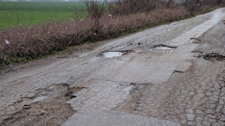 3 км, но какви: Дупки, неравности и проблеми отпреди 30 г. 