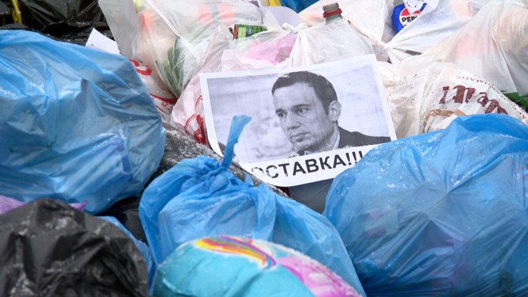 Гневни столичани поискаха оставката на Терзиев заради боклука СНИМКИ