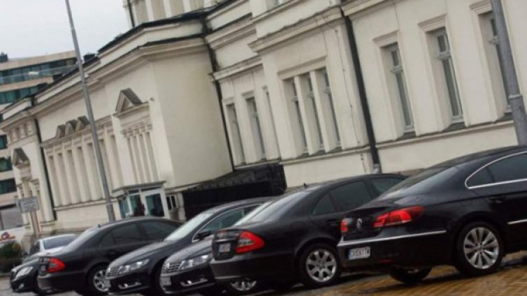 Далавера с колите на депутатите: Чиновничка отмъкна 480 бона