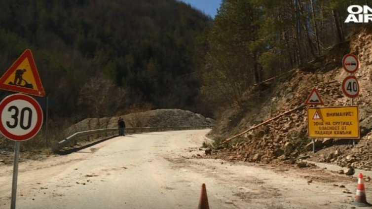 Срутището край Смолян &ndash; огромно! Плаши хората