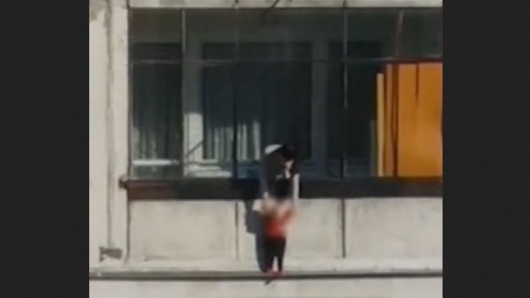Майка провеси бебето си през прозореца. Разкриха я!