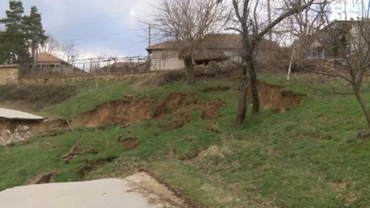 Свлачище скоро ще "погълне" село Калайджии