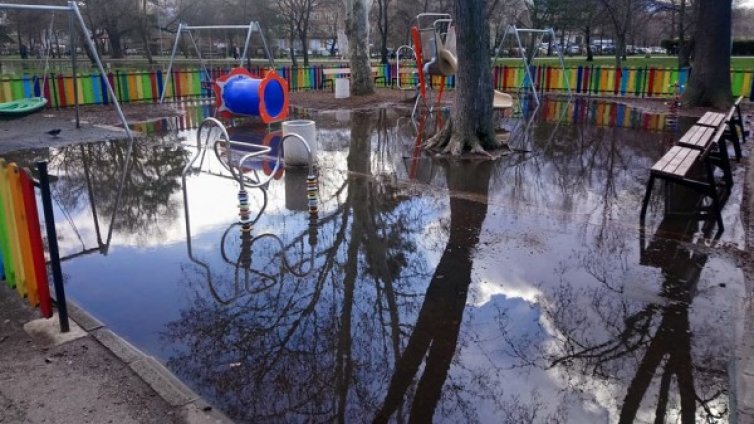 Една градинка в София... Парк или аквапарк?
