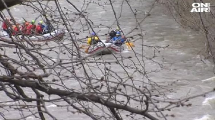 Десетки ентусиасти се спуснаха в ледените води на Струма