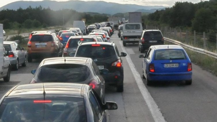 Отиваш до Гърция, возиш детето и пушиш в колата... ?1500 глоба