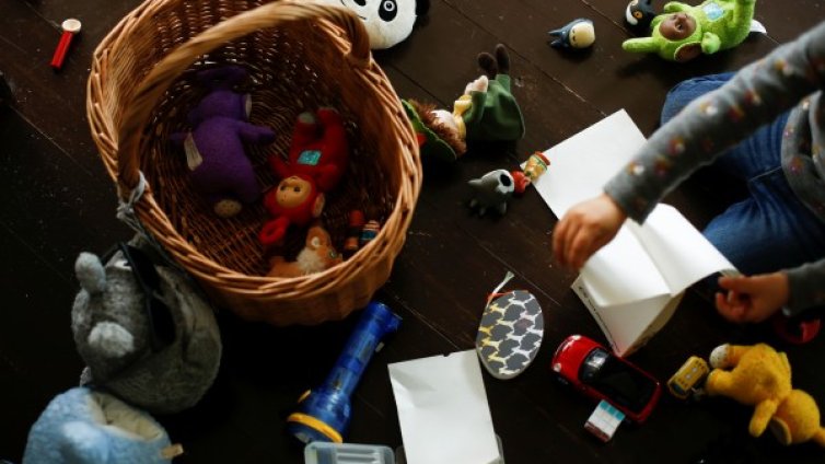 В шведска забавачка - момченца готвят, момиченца крещят