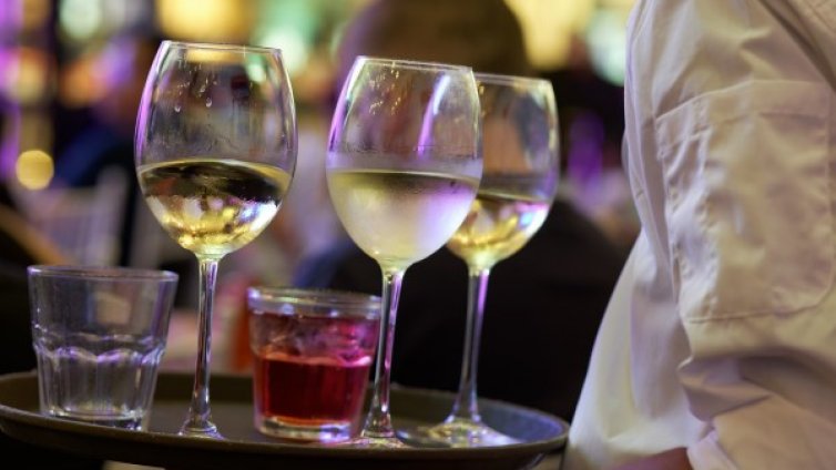 Глад за кадри! Безработни на безплатни курсове за бармани и сервитьори