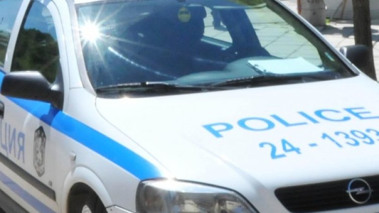 Съпрузи срещу полицаи: Жената напада, мъжът - бяга