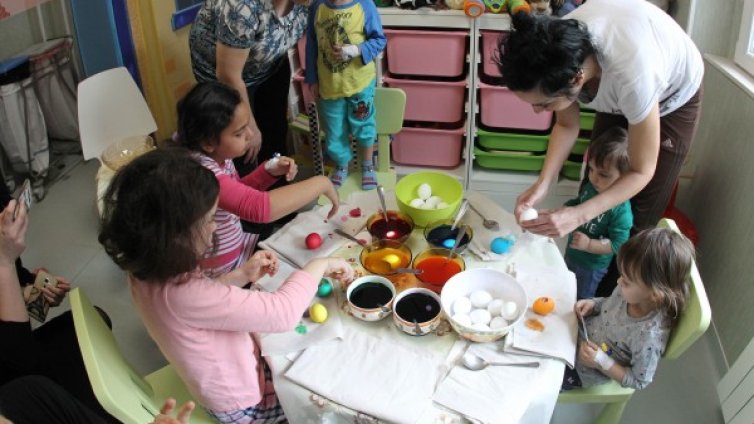 Предпразнично: Деца боядисваха яйца в "Пирогов"