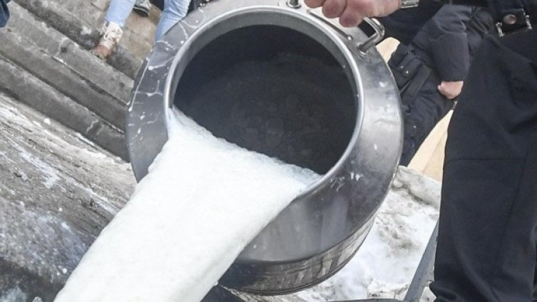 Спипаха 1 600 гръцко мляко с лошо качество у нас