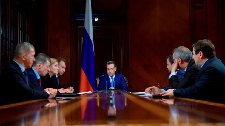 Медведев готви мерки за подкрепа на руски фирми