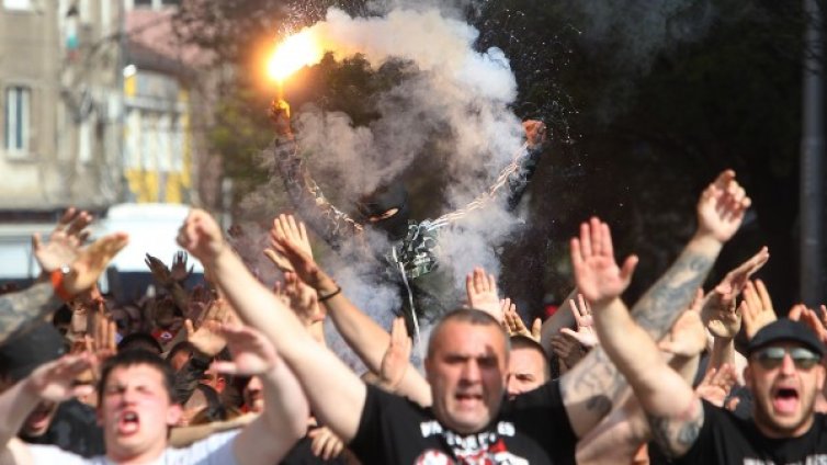 Преди мача: Агитките се придвижват към стадиона