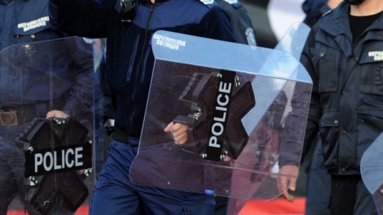 След мача &ndash; 9 задържани, младеж потрошил билборд