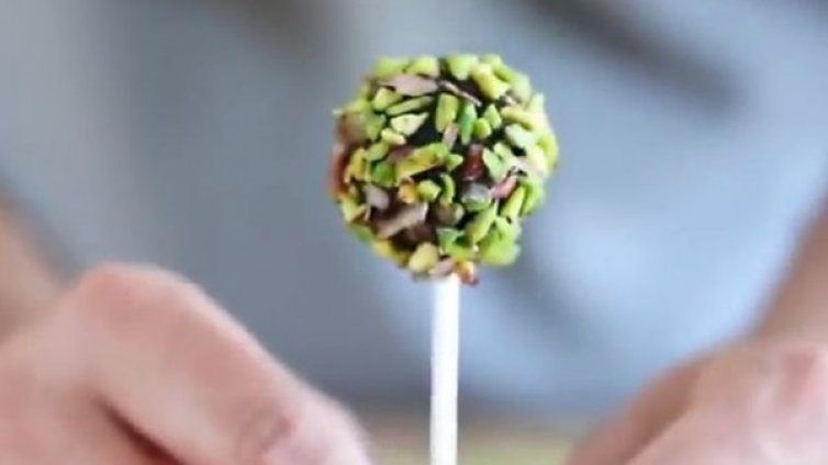 Рецептата Dnes: Домашни бонбони с шамфъстък и фурми