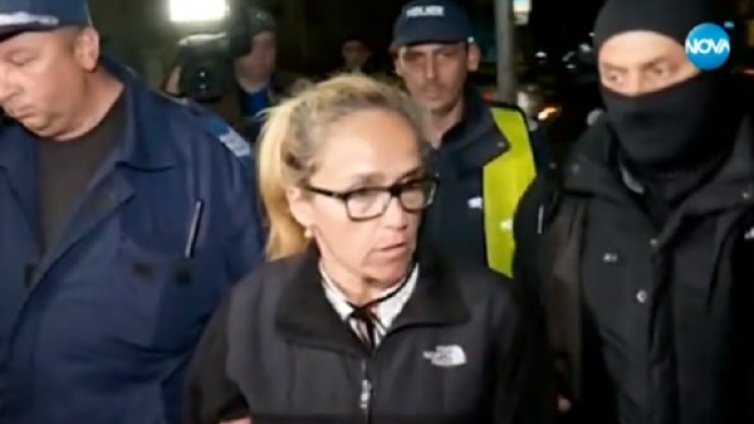Под полицейска охрана: Изведоха кметицата на "Младост"